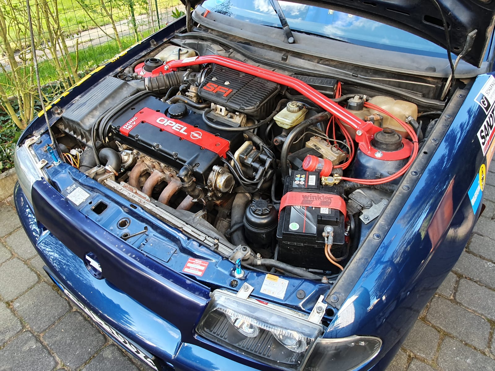 You are currently viewing Der Opel Astra GSI in blau ist bereit für den Rallyeeinsatz